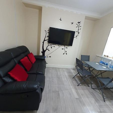 House In The Heart Of Valleys Apartamento Ebbw Vale Exterior foto