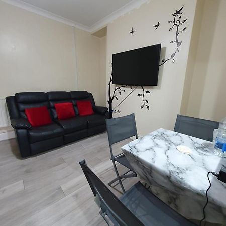 House In The Heart Of Valleys Apartamento Ebbw Vale Exterior foto