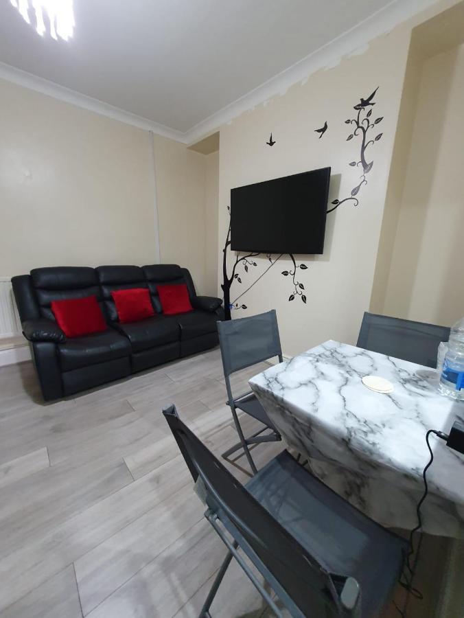 House In The Heart Of Valleys Apartamento Ebbw Vale Exterior foto