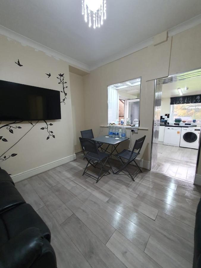 House In The Heart Of Valleys Apartamento Ebbw Vale Exterior foto